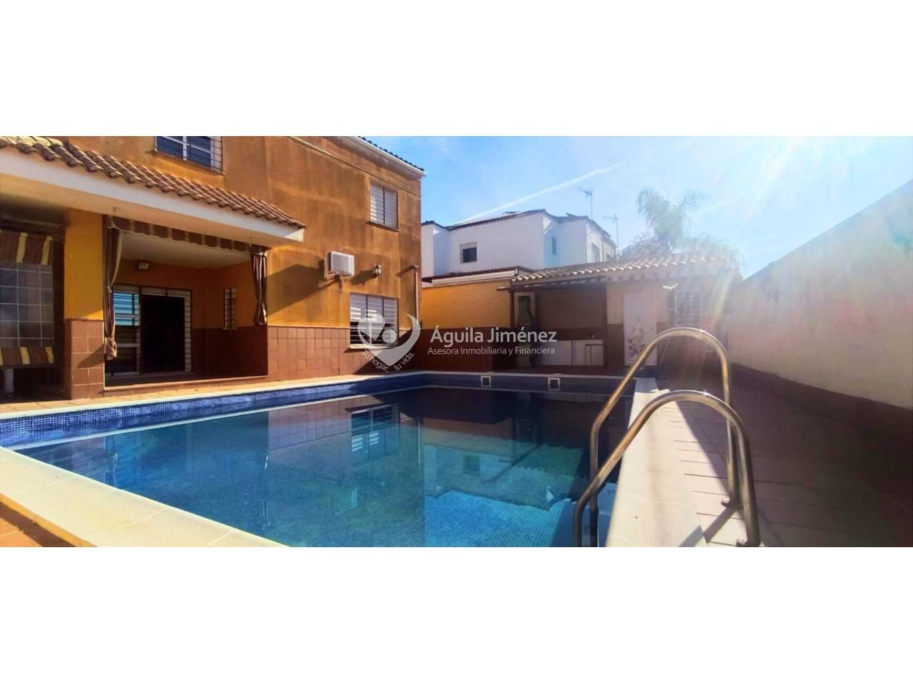 Swimming pool of House or chalet for sale in Alcalá de Guadaira  with Air Conditioner, Heating and Parquet flooring