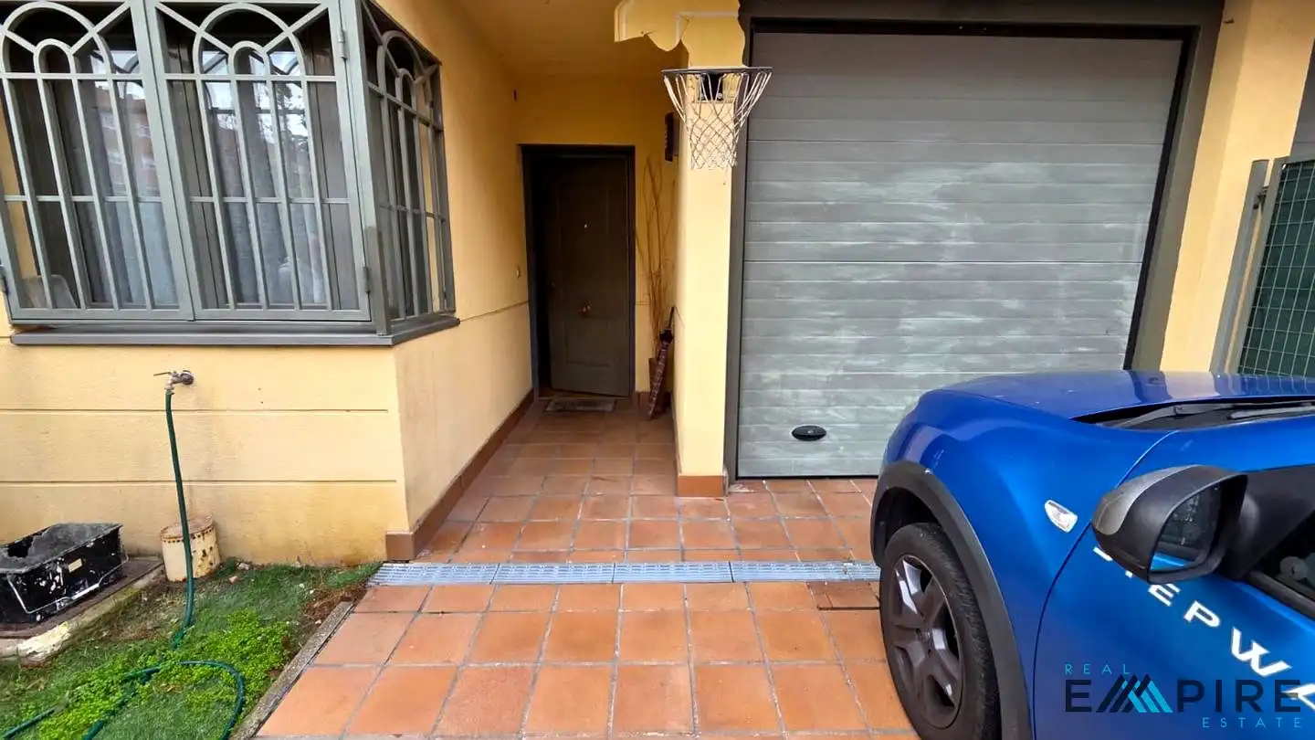 Aparcament de Casa adosada en venda en Parla amb Aire condicionat, Calefacció i Jardí privat
