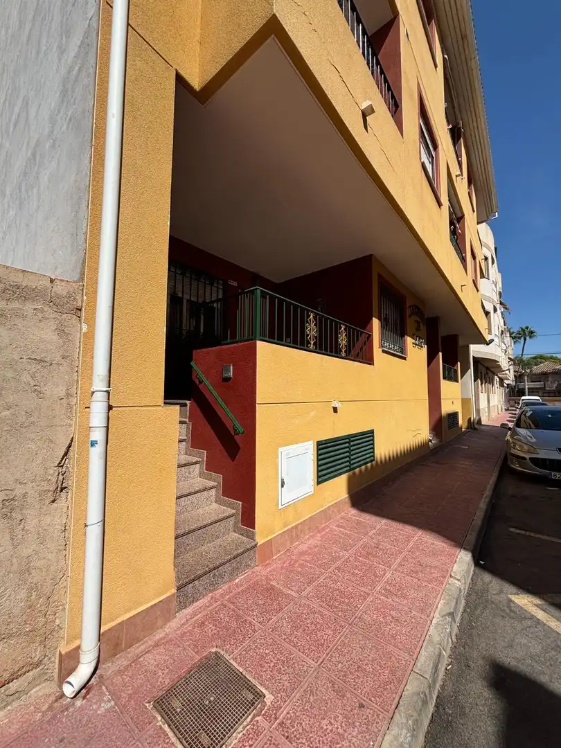 Vista exterior de Pis en venda en Los Alcázares amb Aire condicionat i Terrassa