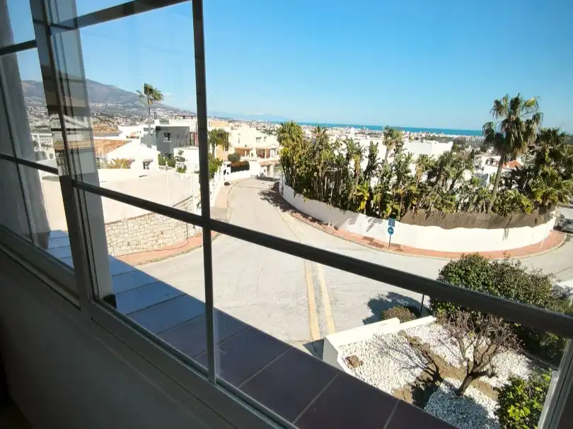 Vista exterior de Casa o xalet en venda en Mijas amb Aire condicionat, Terrassa i Piscina