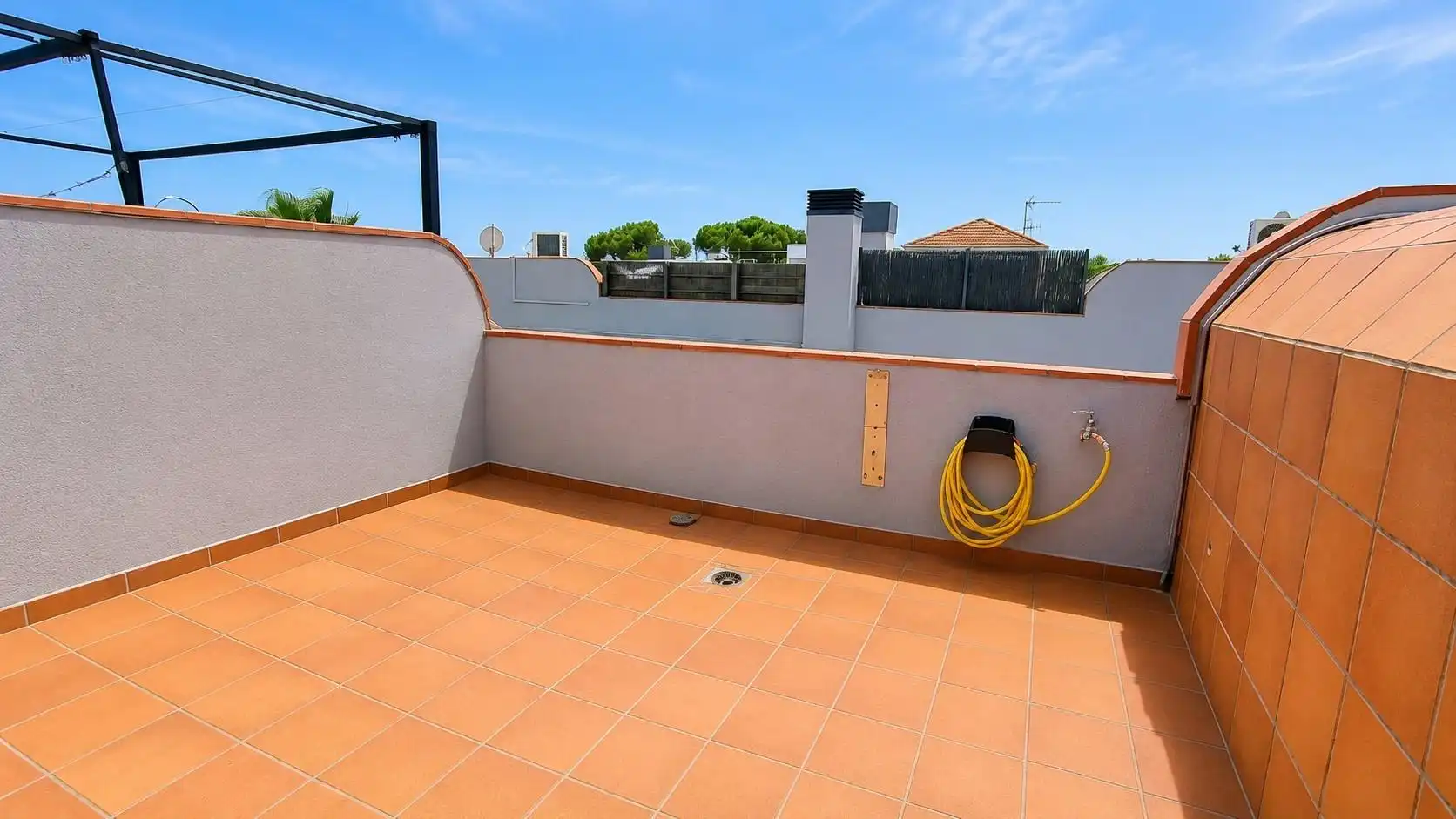 Terrasse von Maisonette zur Miete in Castell d'Aro, Platja d'Aro i s'Agaró mit Klimaanlage, Heizung und Terrasse