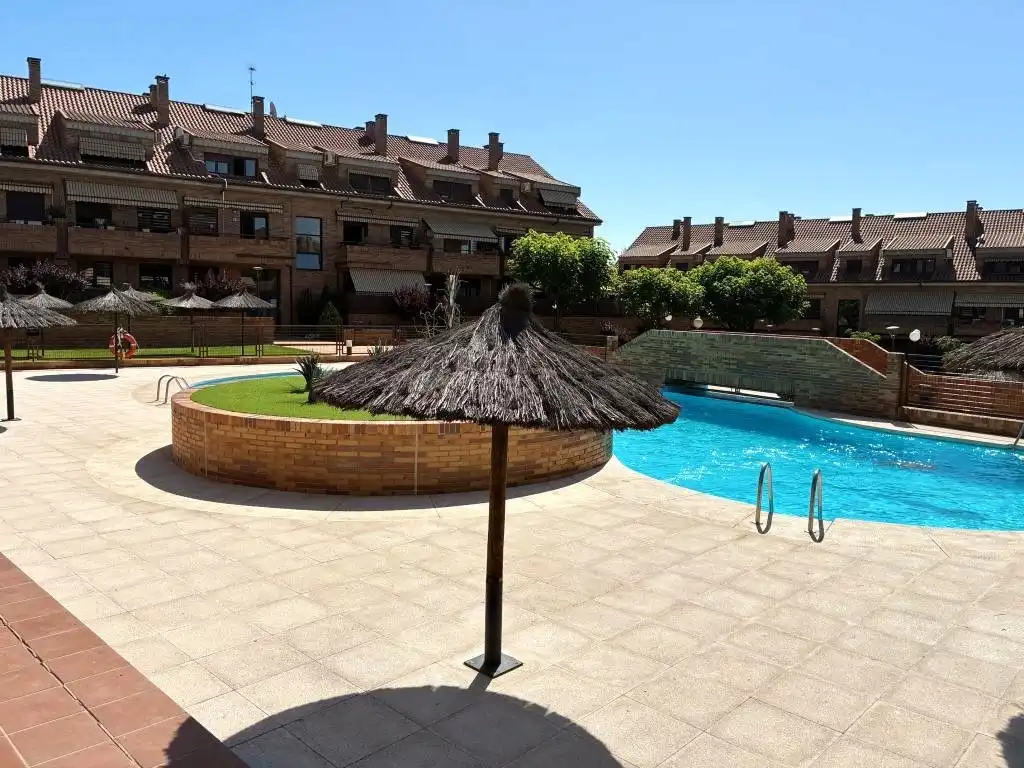 Schwimmbecken von Wohnung zur Miete in Sevilla la Nueva mit Klimaanlage, Heizung und Abstellraum