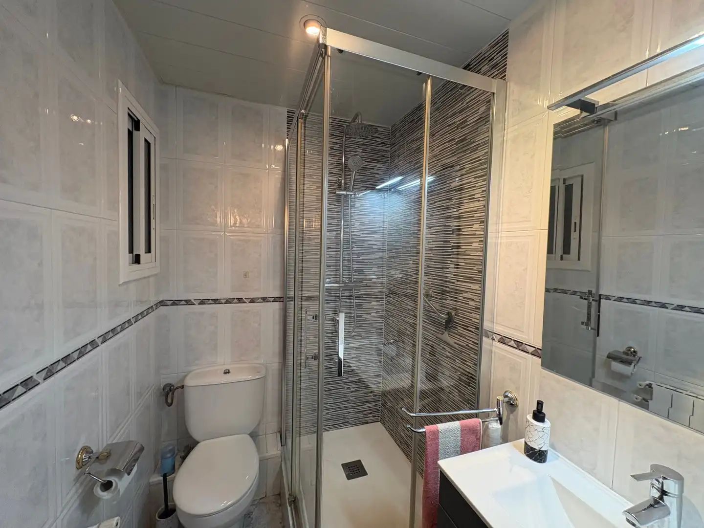 Baño de Piso en venta en L'Hospitalet de Llobregat con Calefacción, Horno y Alarma