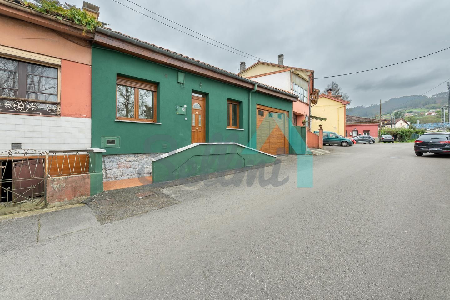 Exterior view of Single-family semi-detached for sale in Oviedo   with Air Conditioner and Private garden