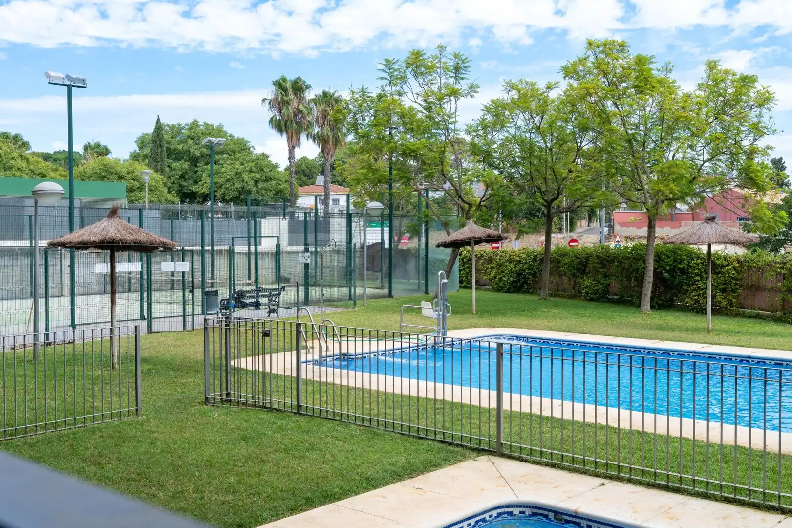 Piscina de Piso en venta en Tomares con Aire acondicionado, Calefacción y Jardín privado