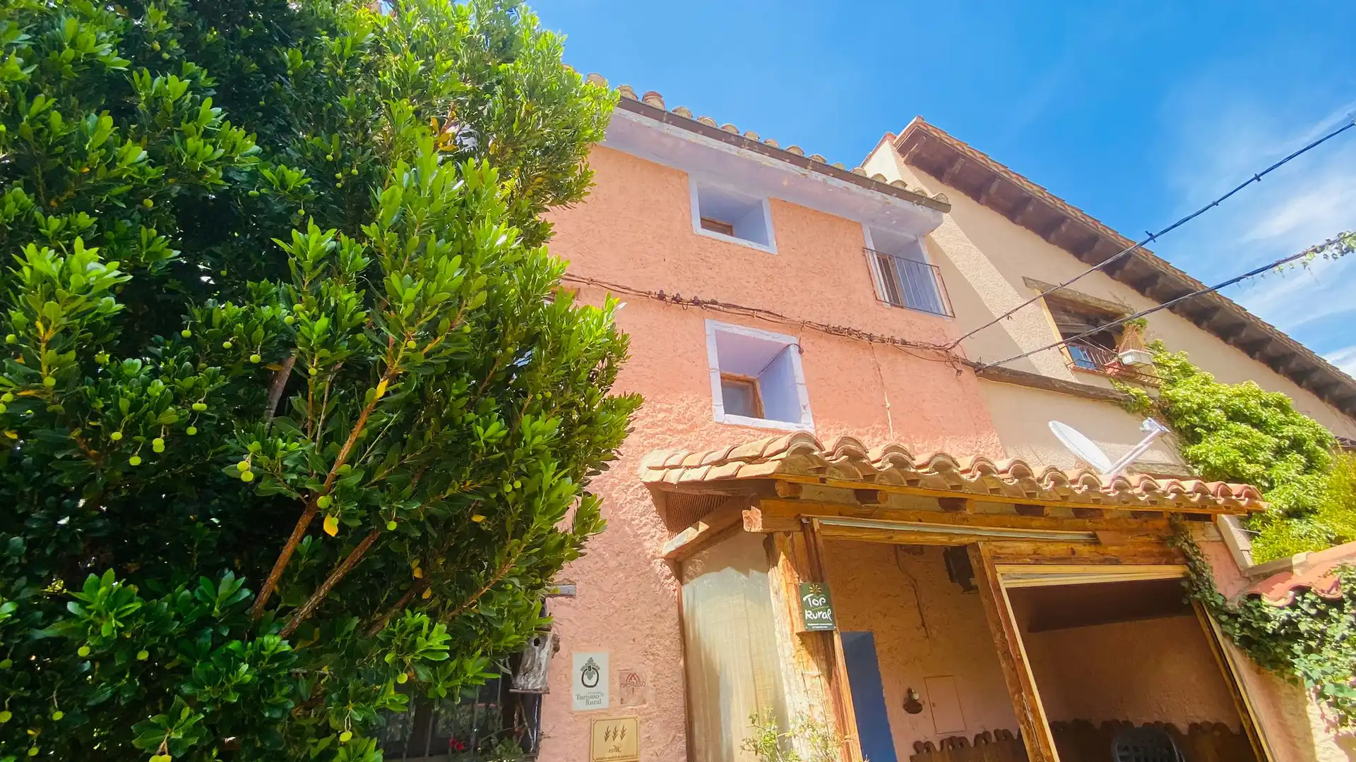 Vista exterior de Casa o xalet en venda en Villarluengo amb Calefacció, Jardí privat i Terrassa