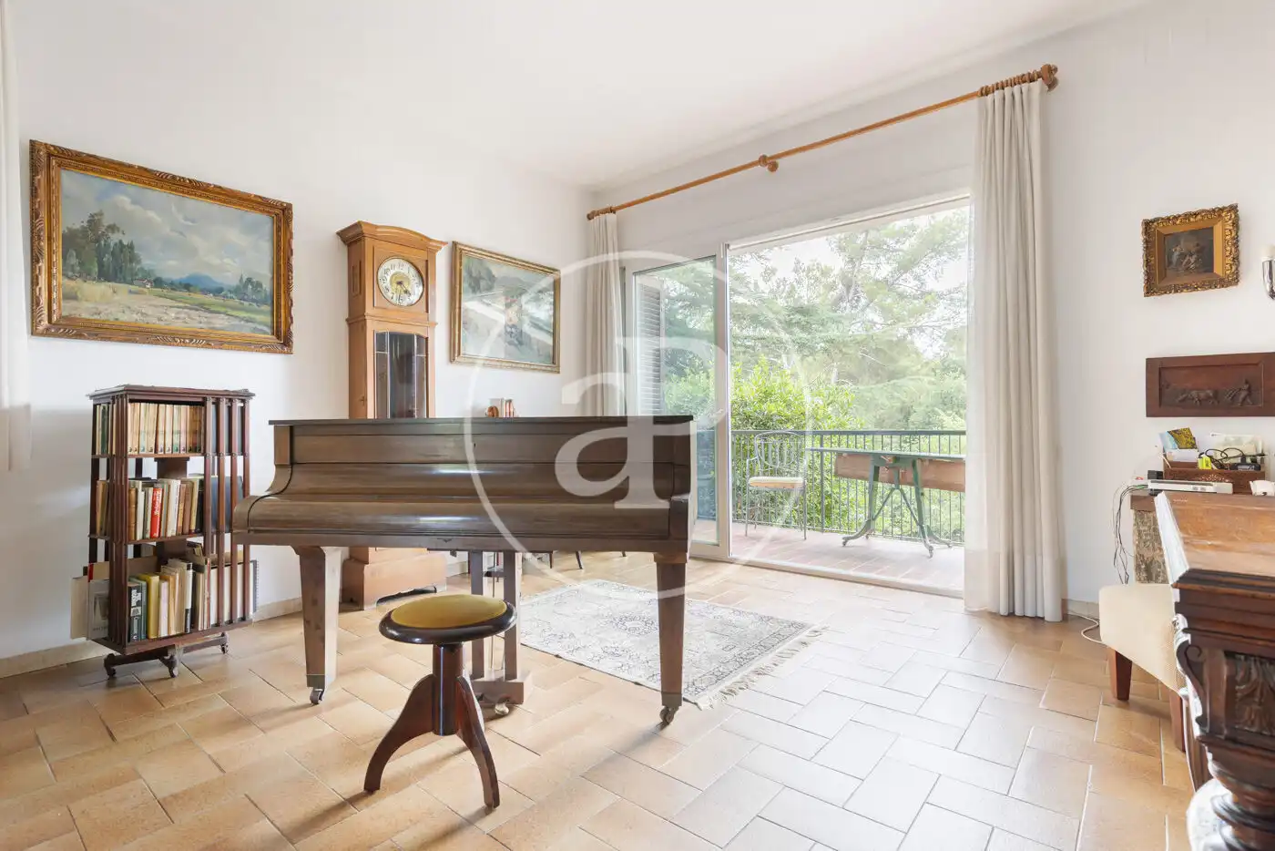 Sala d'estar de Casa o xalet en venda en Cerdanyola del Vallès amb Calefacció, Jardí privat i Terrassa