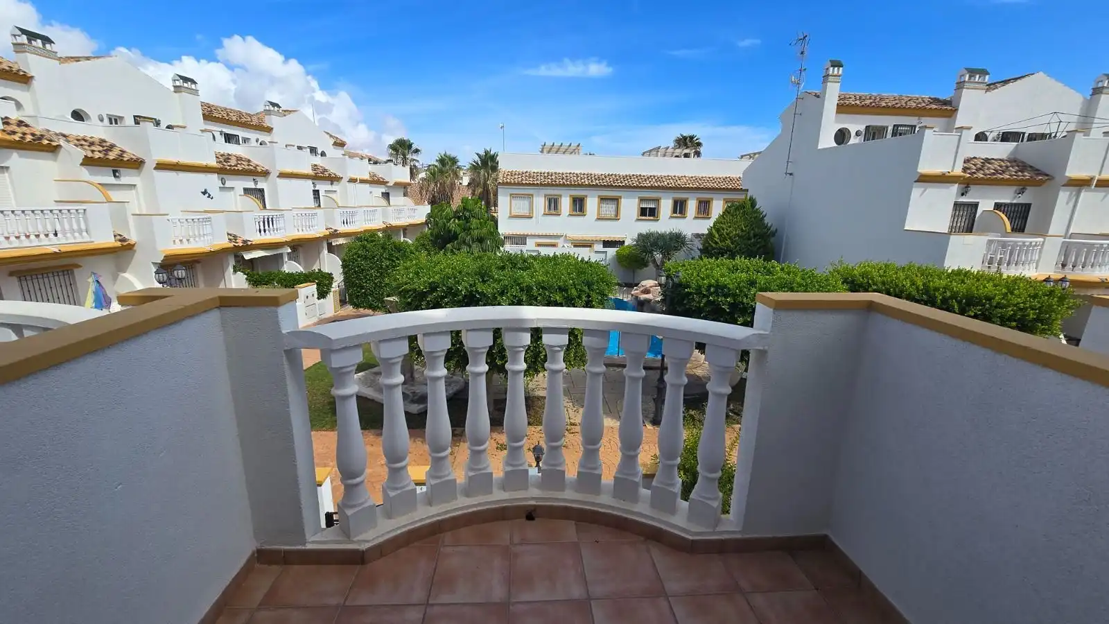 Vista exterior de Casa adosada de alquiler en Orihuela Costa