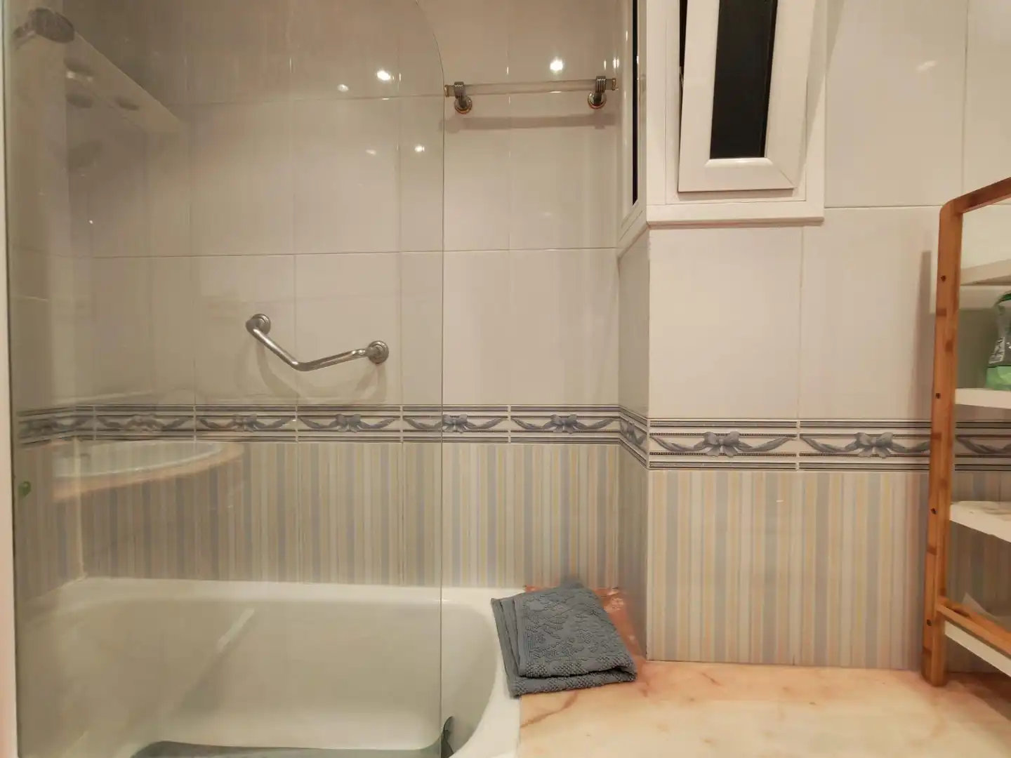 Baño de Apartamento en venta en Barcelona con Aire acondicionado, Calefacción y Parquet