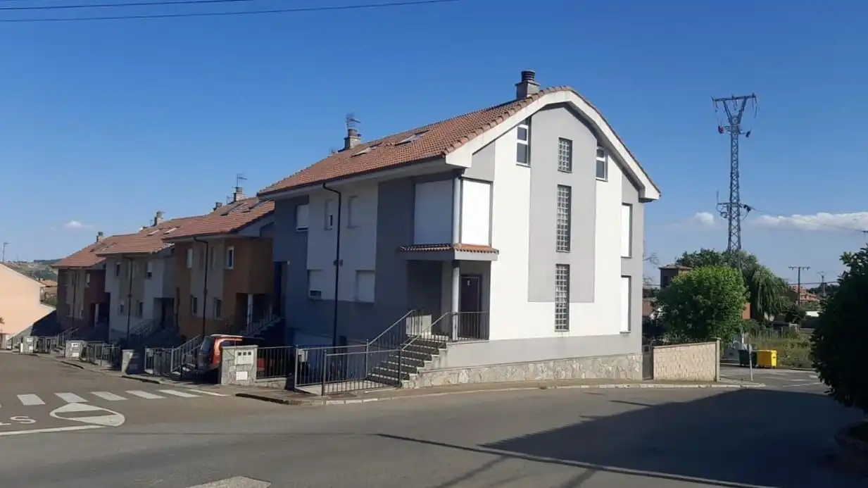 Vista exterior de Casa adosada en venta en Sariegos con Jardín privado