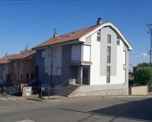 Vista exterior de Casa adosada en venda en Sariegos amb Calefacció i Jardí privat