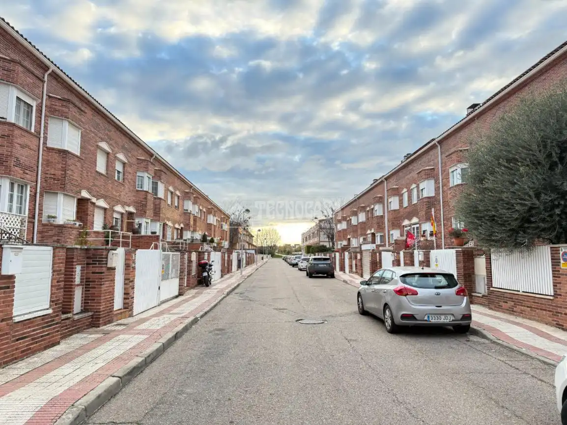 Außenansicht von Einfamilien-Reihenhaus zum Verkauf in Guadalajara mit Klimaanlage, Heizung und Privatgarten