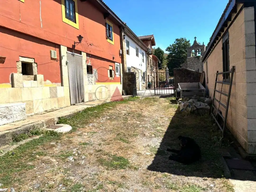 Vista exterior de Casa adosada en venda en Campoo de Enmedio amb Terrassa, Traster i Moblat