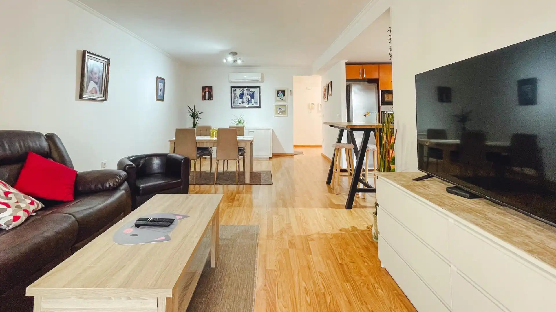 Sala d'estar de Casa adosada en venda en La Nucia amb Aire condicionat, Jardí privat i Terrassa