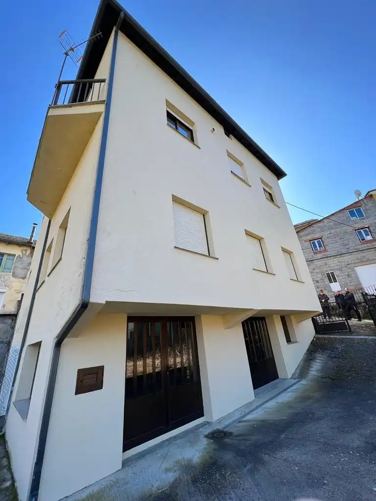 Vista exterior de Casa o xalet en venda en Vega de Valcarce amb Calefacció, Jardí privat i Terrassa