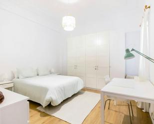 Bedroom of Flat to share in  Valencia Capital  with Heating, Washing machine and TV