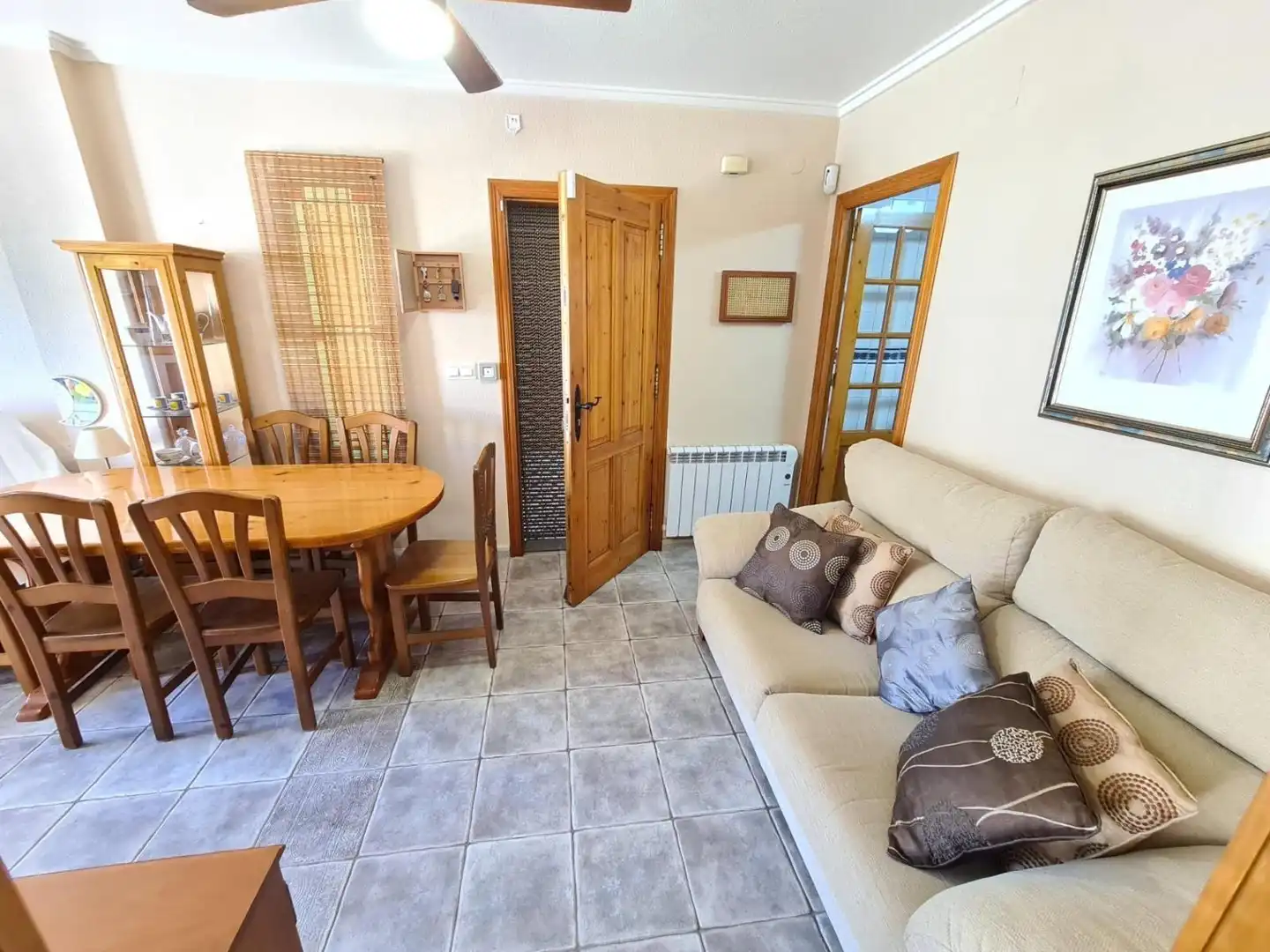 Sala d'estar de Apartament de lloguer en Guardamar del Segura amb Aire condicionat, Terrassa i Moblat