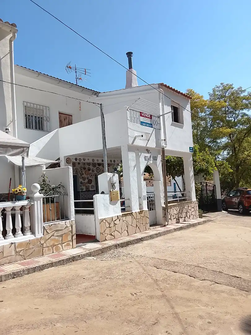 Vista exterior de Casa o chalet en venta en Solera de Gabaldón con Terraza, Amueblado y Balcón