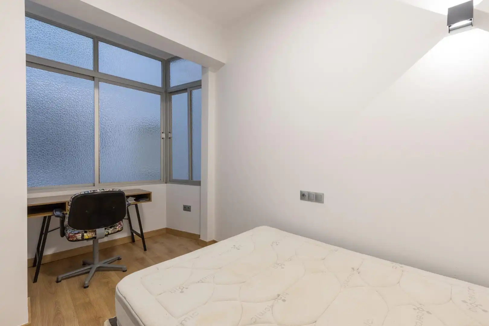 Schlafzimmer von Wohnung zum Verkauf in Granada mit Parkett