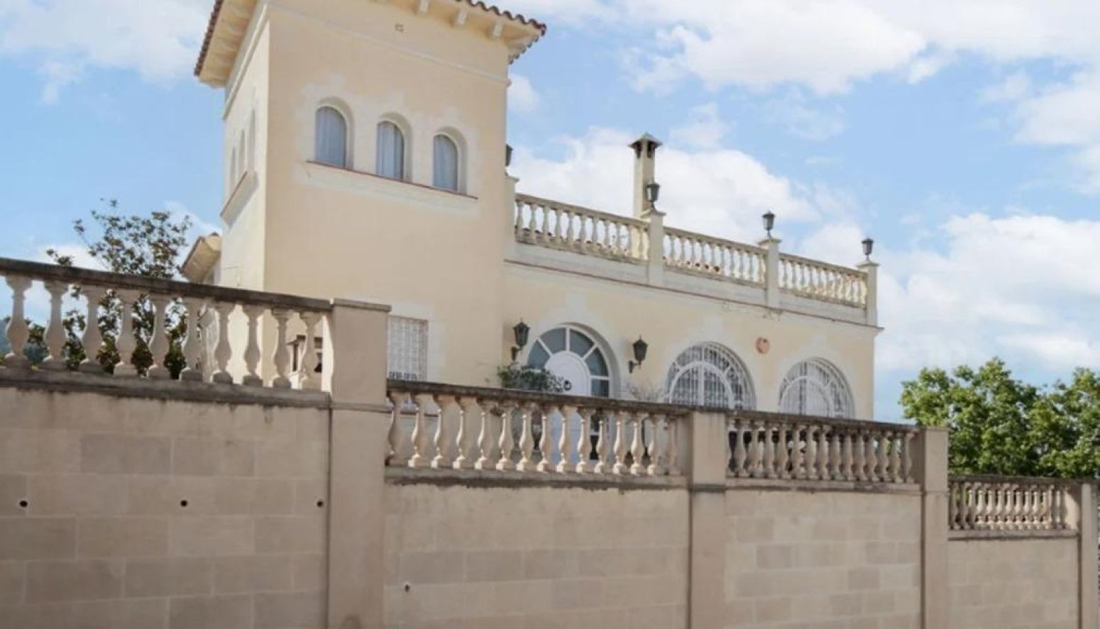 Vista exterior de Casa o xalet en venda en Sant Boi de Llobregat amb Terrassa