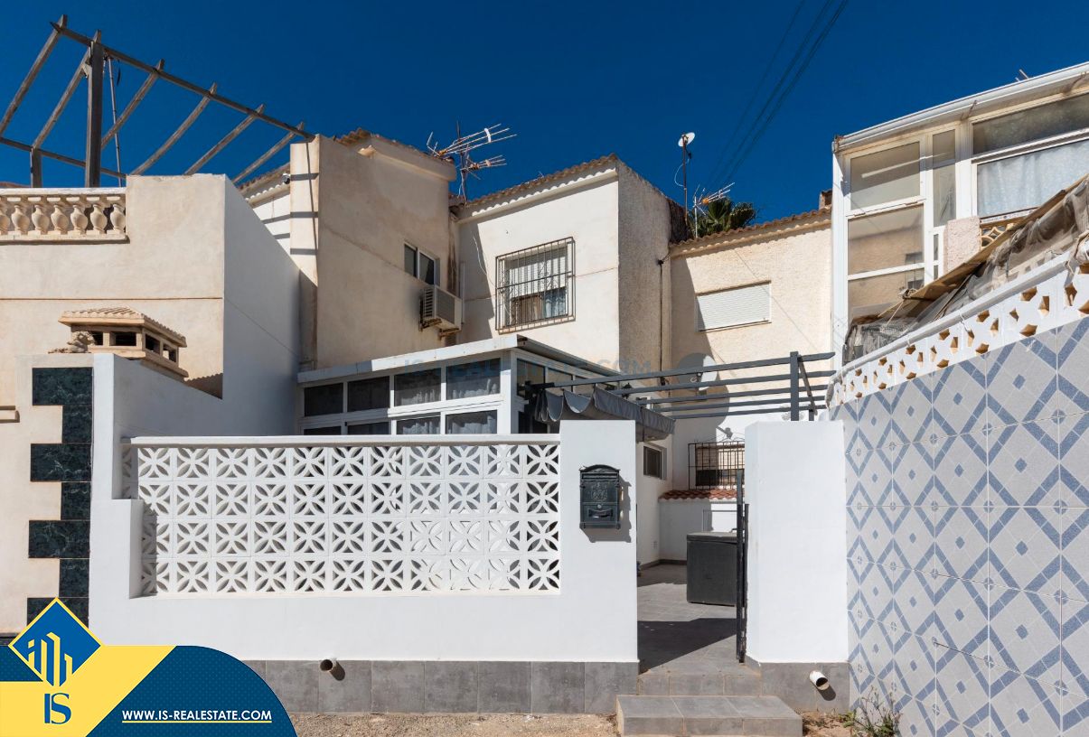 Vista exterior de Casa o xalet en venda en Torrevieja amb Aire condicionat, Calefacció i Jardí privat