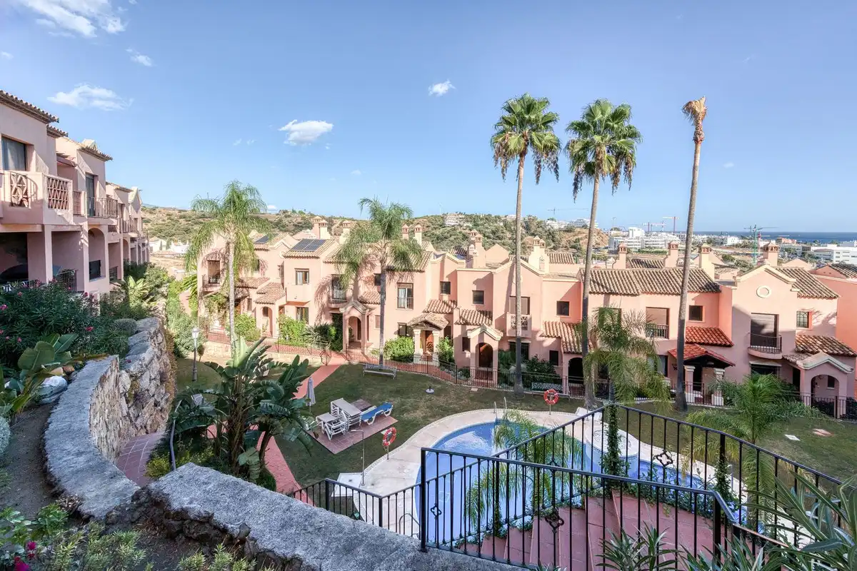 Außenansicht von Einfamilien-Reihenhaus zum Verkauf in Estepona mit Klimaanlage, Terrasse und Alarm