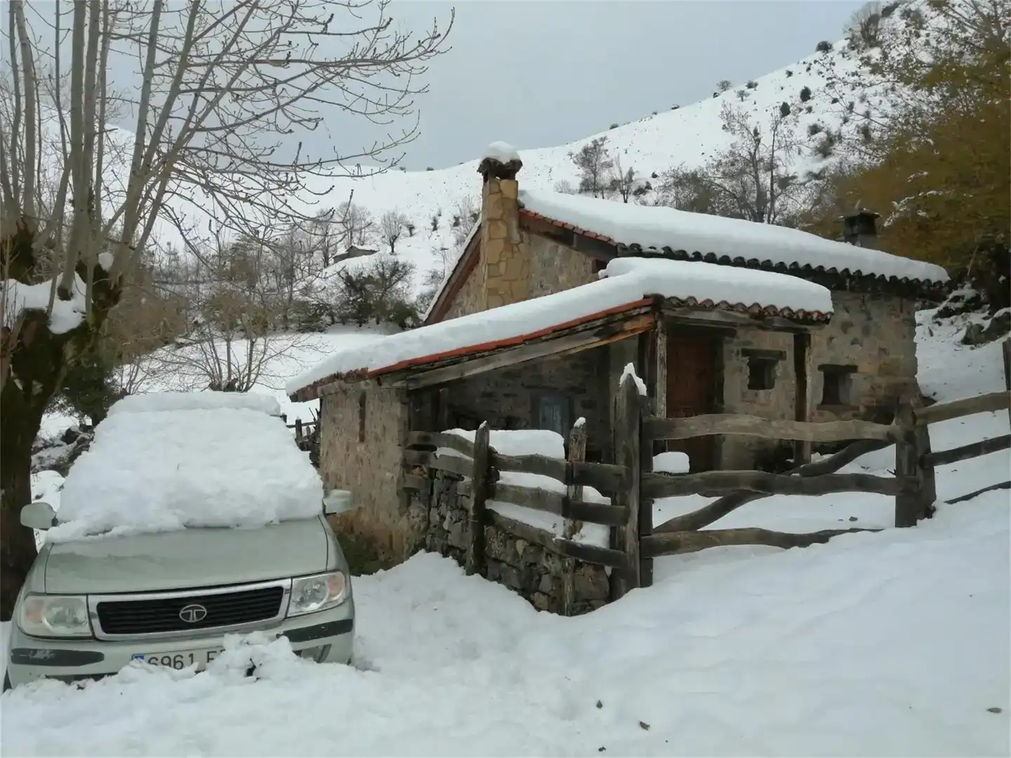 Vista exterior de Casa o xalet en venda en Sobrescobio