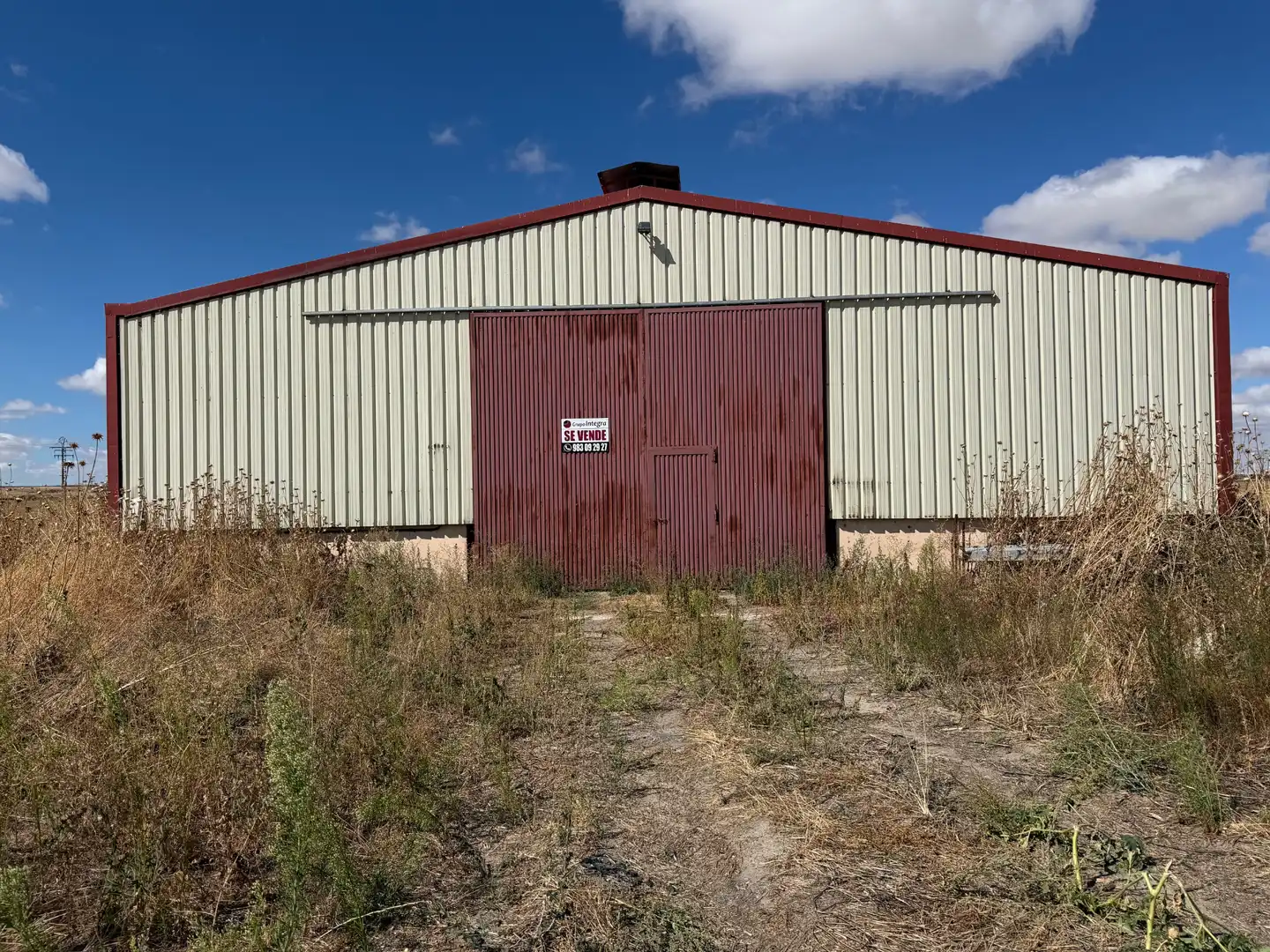 Vista exterior de Nau industrial en venda en Sangarcía