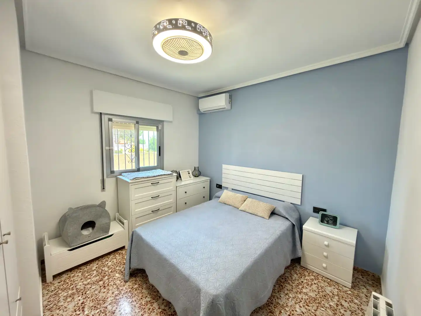 Dormitori de Casa o xalet en venda en Chiva amb Aire condicionat, Jardí privat i Terrassa