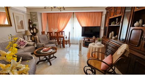 Amplia vivienda con apartamento independiente, gran patio, solárium y plaza de garaje.