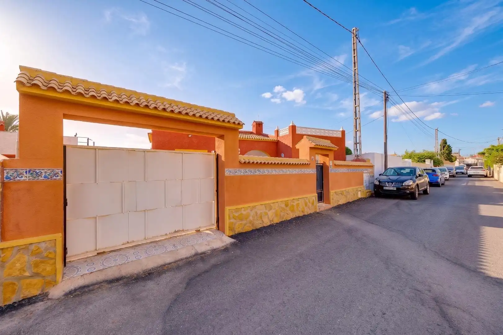 Vista exterior de Casa adosada en venda en Orihuela amb Aire condicionat, Jardí privat i Terrassa