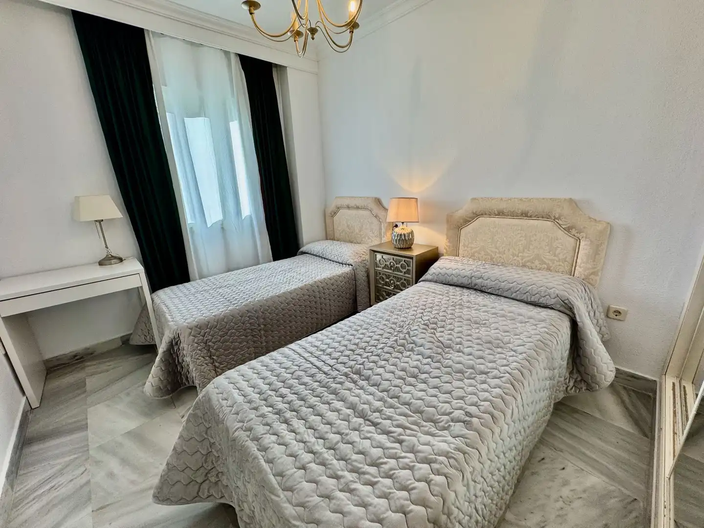 Dormitori de Apartament de lloguer en Marbella amb Aire condicionat, Moblat i Piscina comunitària