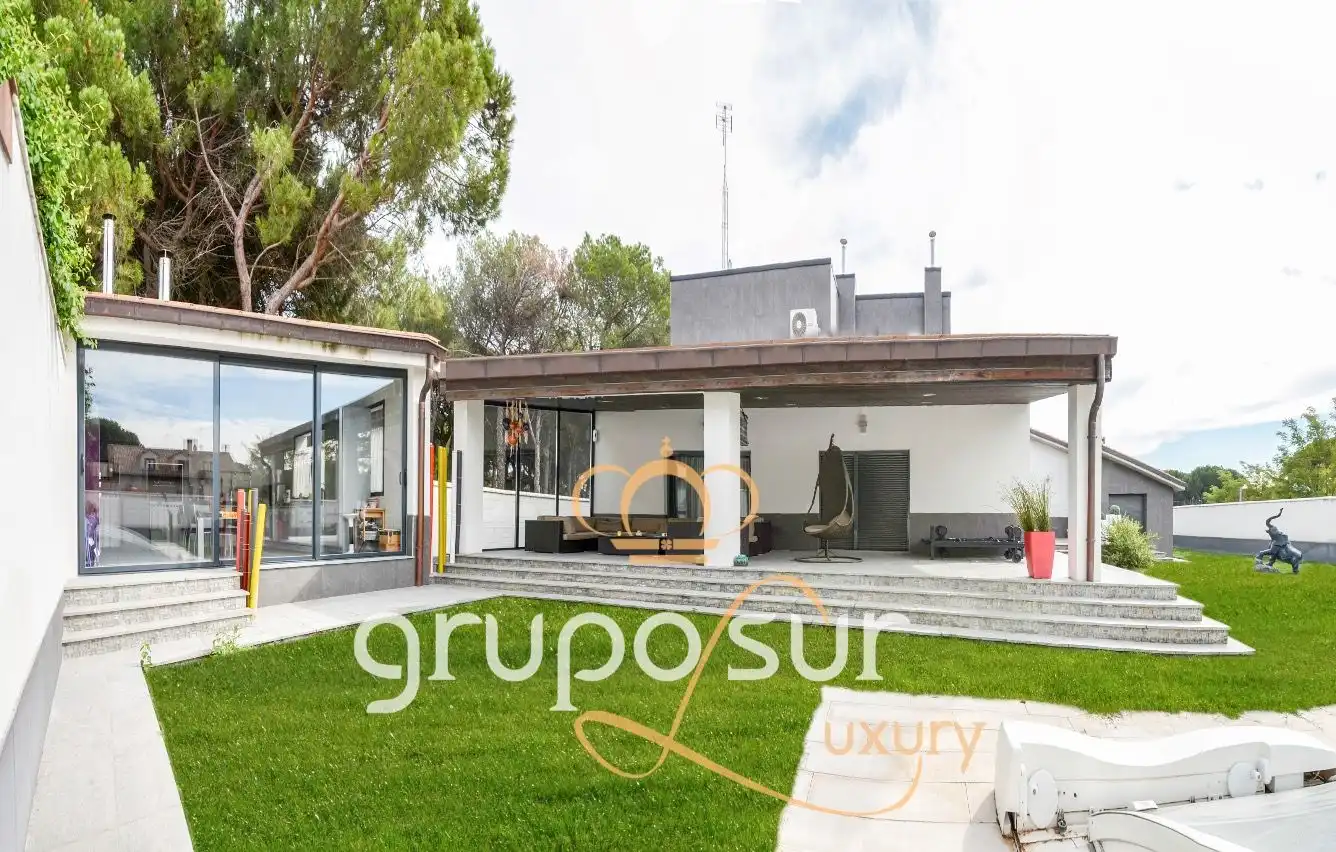 Vista exterior de Casa o xalet en venda en Valladolid amb Aire condicionat, Calefacció i Jardí privat