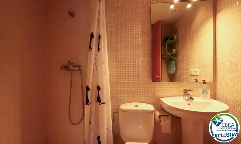 Baño de Piso en venta en Llançà con Aire acondicionado, Calefacción y Amueblado