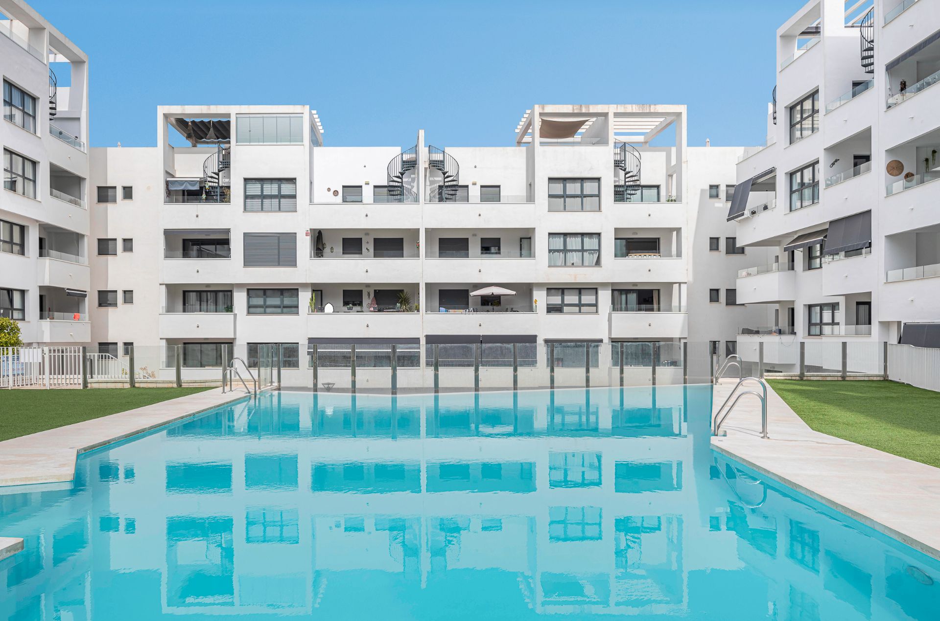 Piscina de Apartament en venda en Estepona amb Aire condicionat, Calefacció i Terrassa
