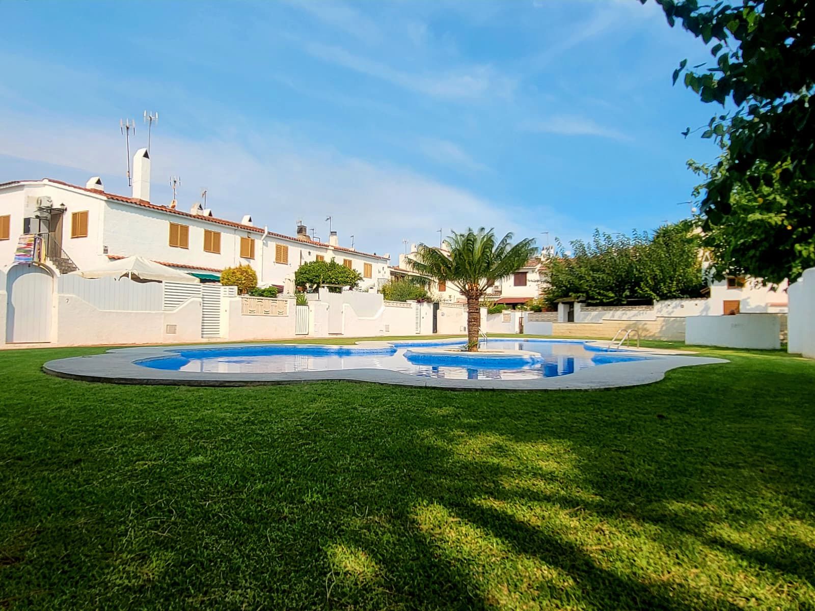 Piscina de Casa adosada en venda en Creixell amb Aire condicionat, Terrassa i Moblat