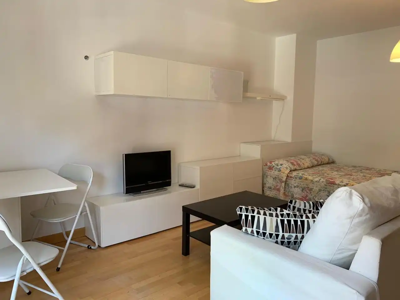 Sala d'estar de Estudi en venda en Pozuelo de Alarcón amb Aire condicionat, Calefacció i Moblat