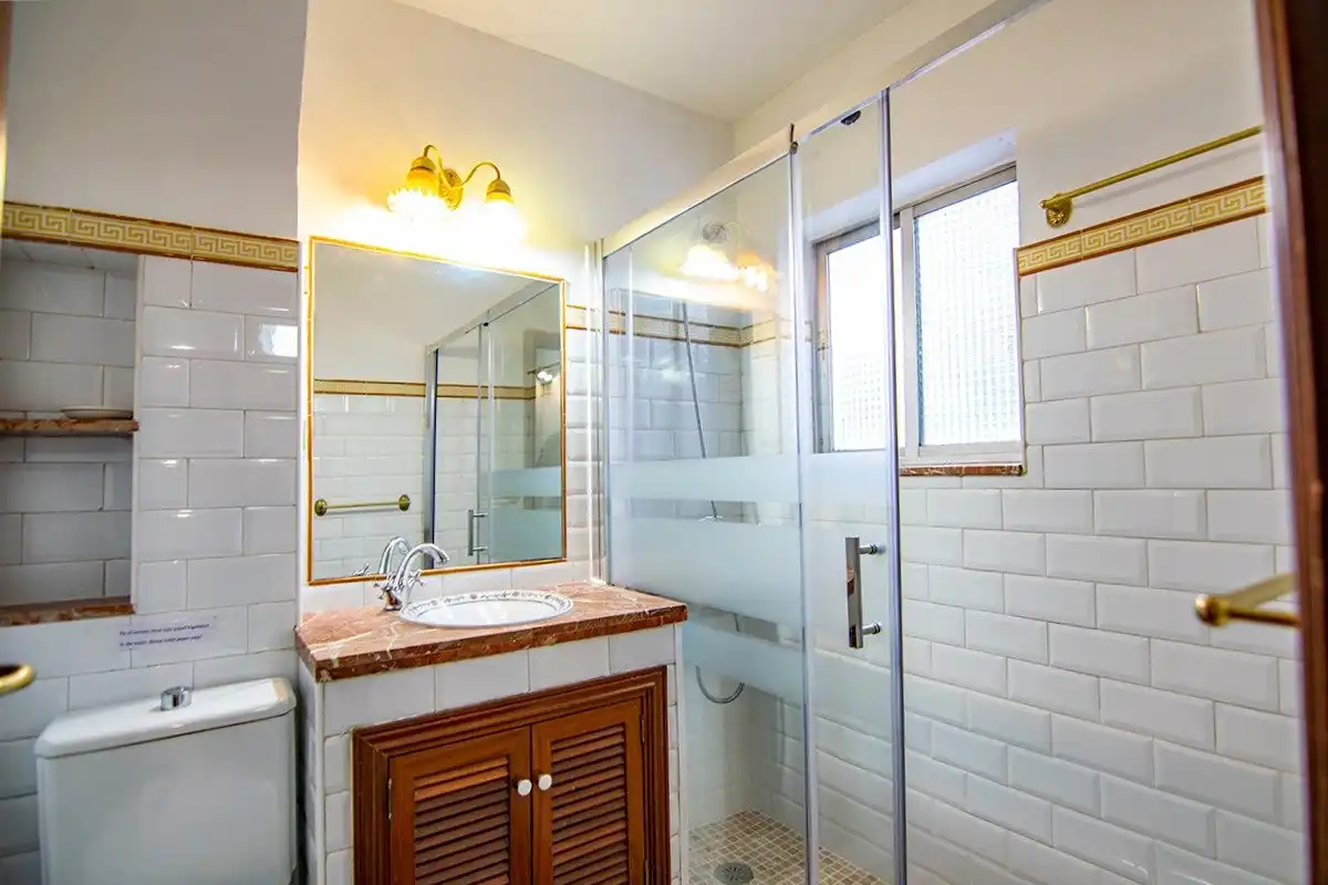 Bathroom of Flat for rent in Madrid  with Air Conditioner, Heating and Parquet flooring
