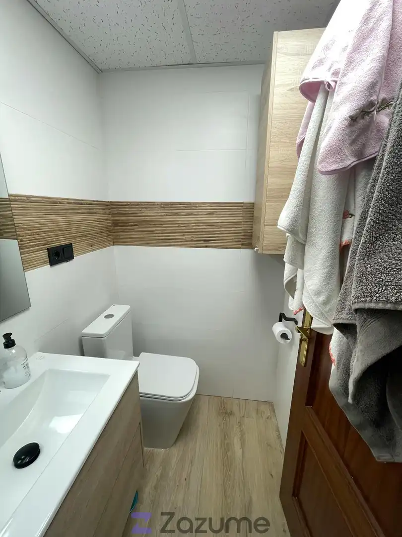 Bany de Estudi de lloguer en Oviedo  amb Aire condicionat, Calefacció i Moblat