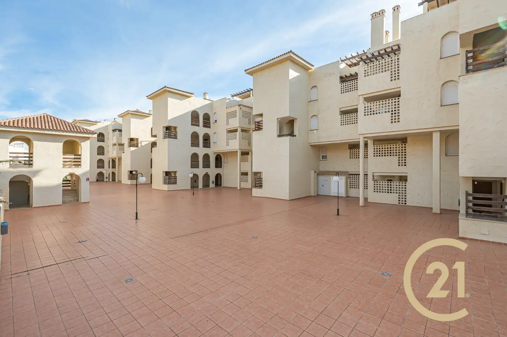 Vista exterior de Dúplex en venda en Estepona amb Aire condicionat, Terrassa i Moblat
