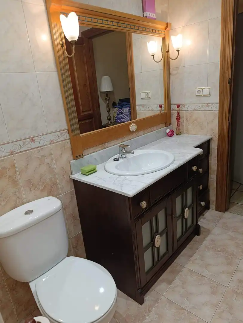 Bany de Casa o xalet en venda en San Andrés del Rabanedo amb Calefacció, Jardí privat i Terrassa