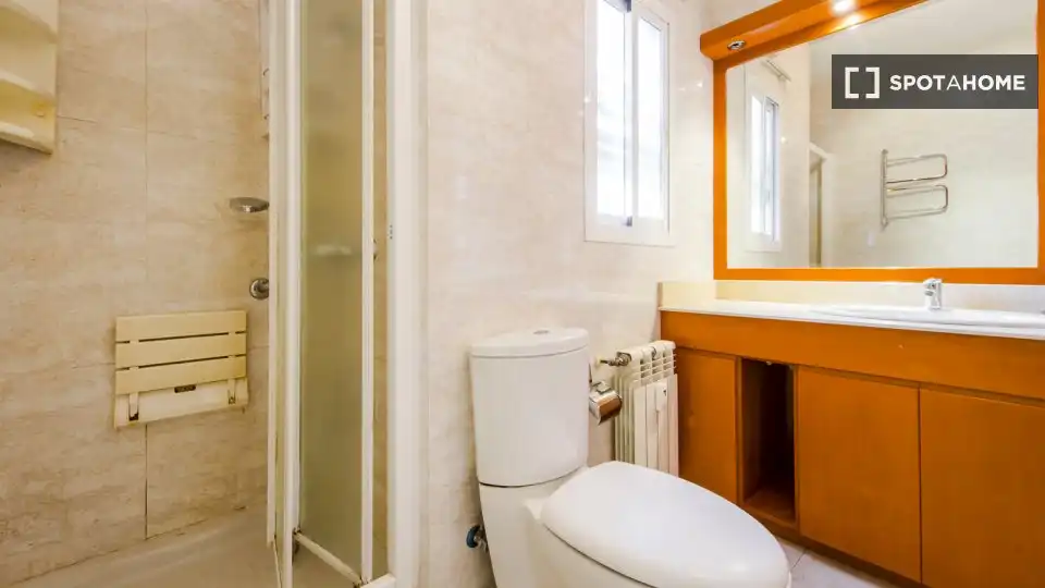 Bathroom of Flat for rent in Madrid  with Air Conditioner, Heating and Furnished