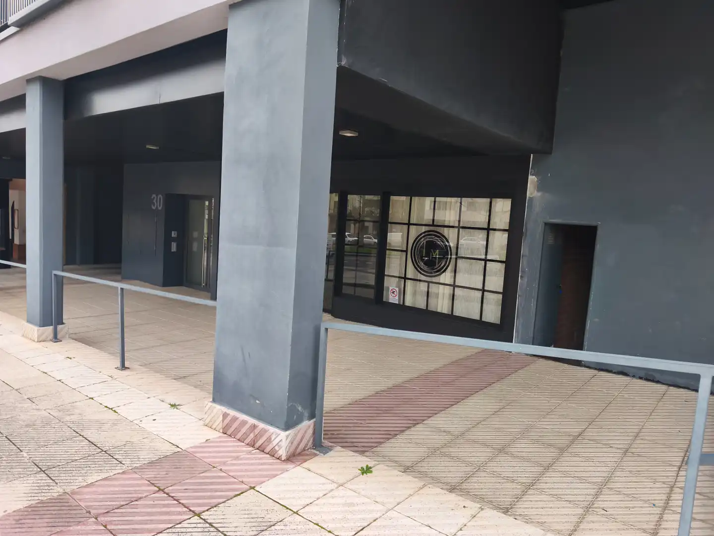 Außenansicht von Geschaftsraum zur Miete in Oviedo  mit Terrasse