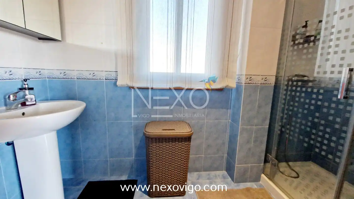 Baño de Casa adosada en venta en Cangas  con Calefacción, Trastero y Amueblado