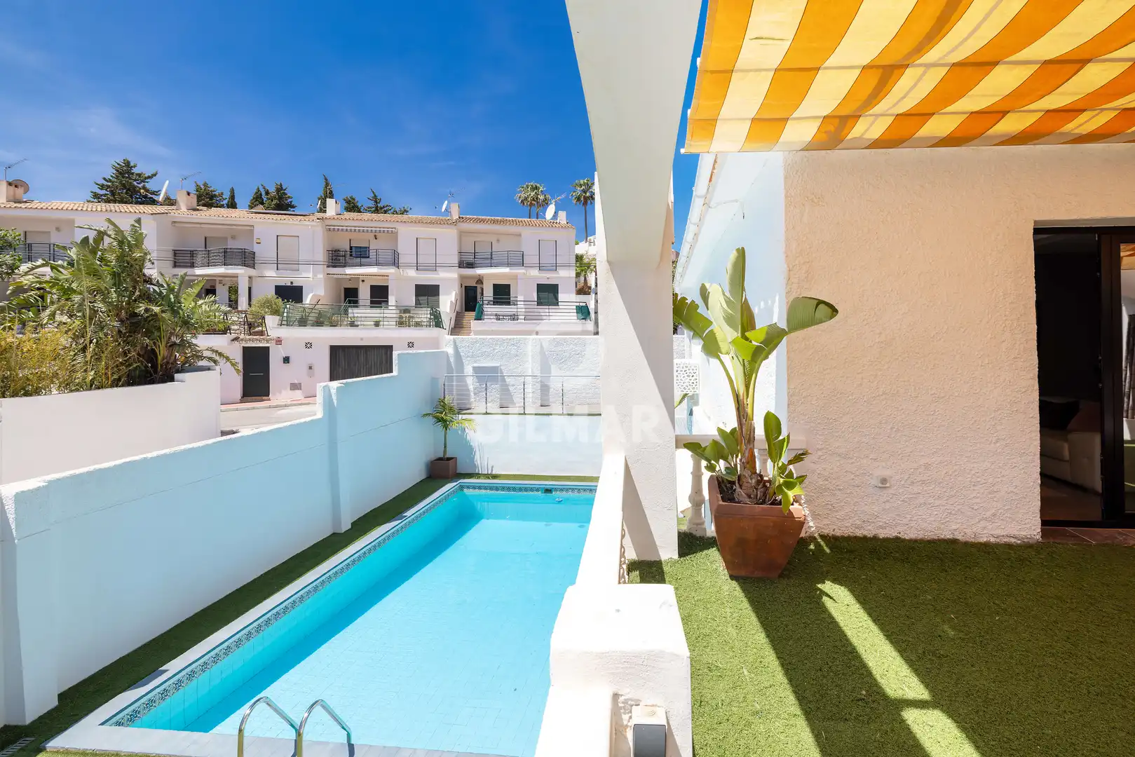 Vista exterior de Casa o xalet en venda en Benalmádena amb Jardí privat i Piscina