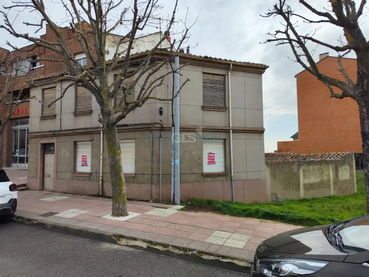 Vista exterior de Casa o xalet en venda en León Capital  amb Jardí privat i Traster
