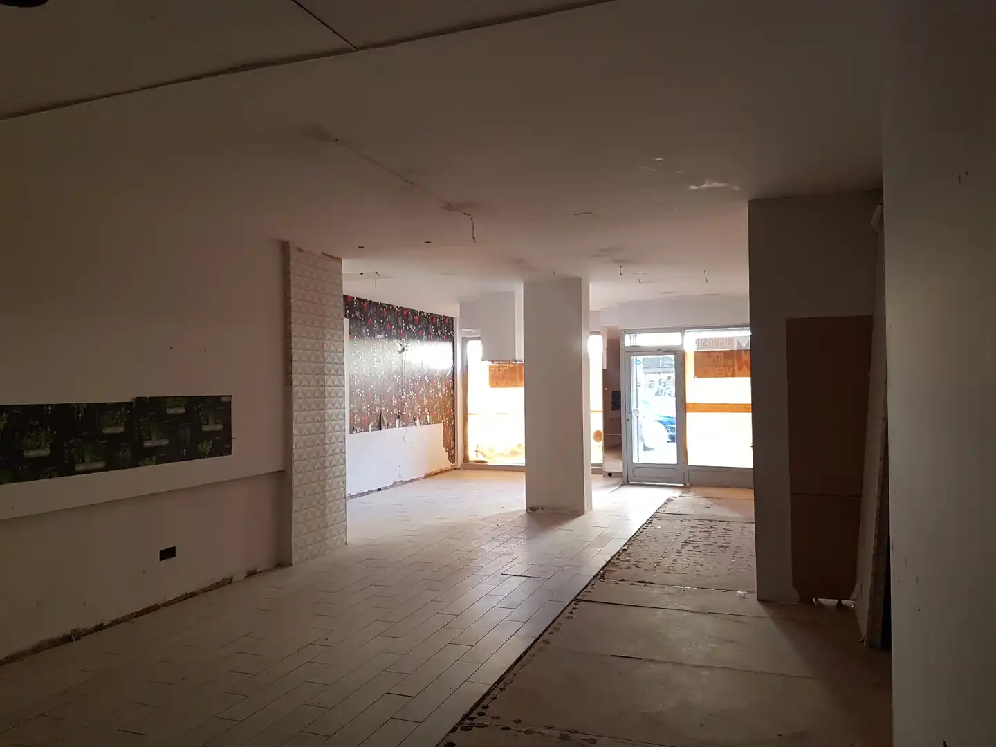 Local comercial en venta en Calle Santiago Apóstol 50, imagen 2
