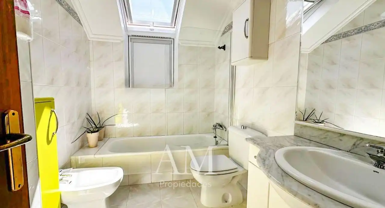 Baño de Dúplex en venta en Nigrán con Calefacción, Terraza y Trastero