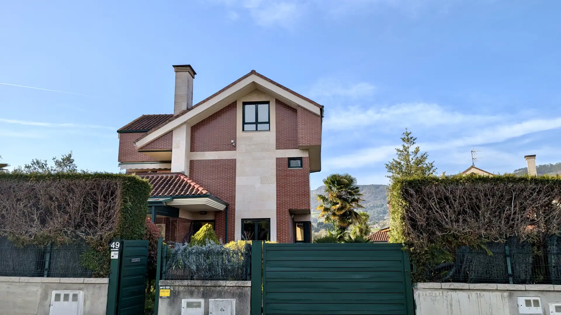 Vista exterior de Casa o xalet en venda en Oviedo  amb Calefacció i Traster