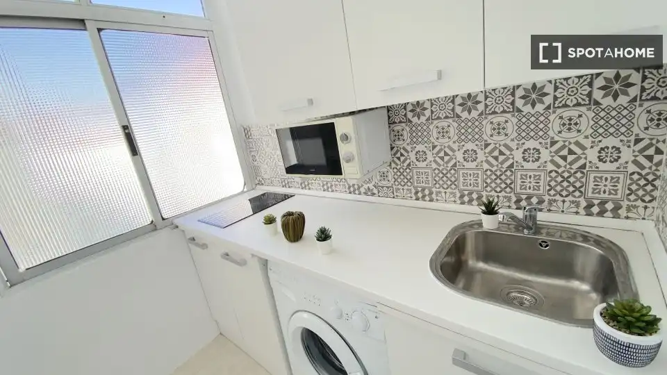Cuina de Pis de lloguer en Sevilla amb Aire condicionat, Calefacció i Moblat